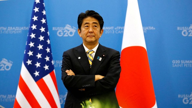 Perdana Menteri Jepang Shinzo Abe menunggu Presiden AS Barack Obama tiba untuk pertemuan mereka di KTT G20 di St. Petersburg, pada 5 September 2013. Foto: Kevin Lamarque/REUTERS