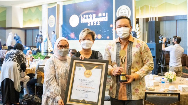 Kopi Kenangan meraih penghargaan "The Best Halal Assurance System Implementation" untuk kategori restoran di acara LPPOM MUI Halal Award 2022, Kamis (7/7/2022). Foto: Kopi Kenangan