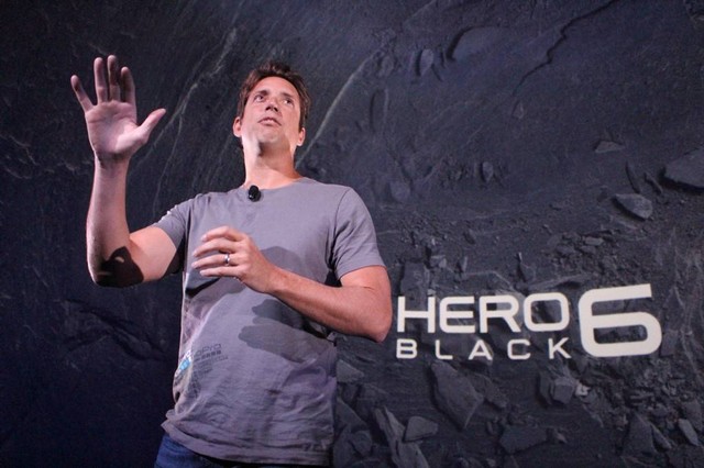 CEO GoPro, Nicholas Woodman, memperkenalkan kamera mini Hero 6 generasi baru di planetarium San Francisco, California, Amerika Serikat pada Jumat (28/9/2017). Foto: Glenn Chapman/AFP