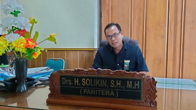 Ketua Panitera Pengadilan Agama Bojonegoro, Drs H Sholokhin Jamik SH MH, saat beri keterangan. (foto: imam/beritabojonegoro)
