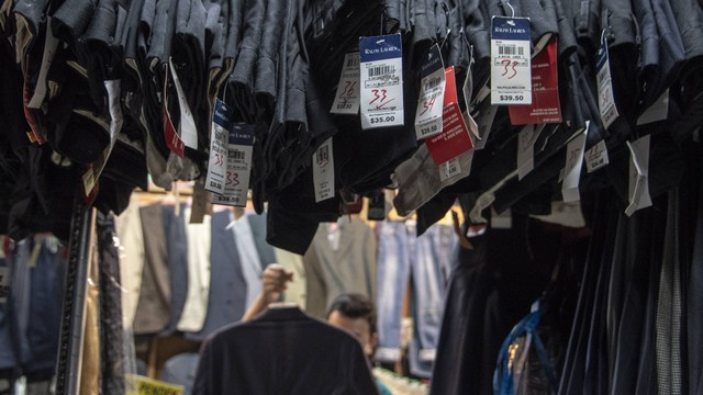 Calon pembeli memilih pakaian impor bekas di Pasar Senen, Jakarta, Jumat (8/7/2022). Foto: Muhammad Adimaja/ANTARA FOTO