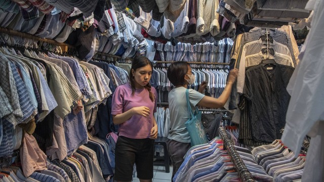 Calon pembeli memilih pakaian impor bekas di Pasar Senen, Jakarta, Jumat (8/7/2022). Foto: Muhammad Adimaja/ANTARA FOTO