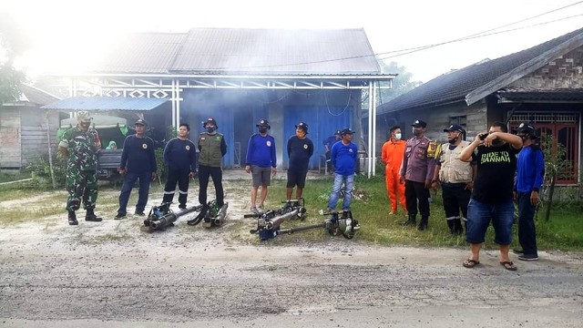 Petugas Puskesmas Mendawai dibantu relawan Huma Singgah Itah, Lurah Mendawai, TNI-Polri melakukan fogging di rumah-rumah warga. Foto: IST/InfoPBUN