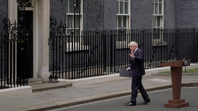 Perdana Menteri Inggris, Boris Johnson melambaikan tangan selepas penyampaian pengunduran diri dari jabatannya di kediaman resmi, 10 Downing Street, London, Inggris, Jumat (8/7/2022). Foto: Niklas HALLE'N/AFP