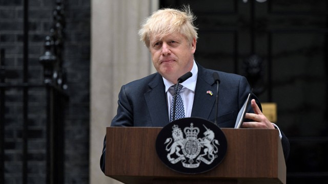 Perdana Menteri Inggris, Boris Johnson saat menyampaikan pengunduran diri dari jabatannya di kediaman resmi, 10 Downing Street, London, Inggris, Jumat (8/7/2022). Foto: Justin Tallis/AFP