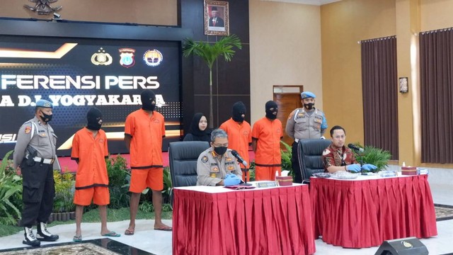 Polda DIY menampilkan 4 tersangka penganiayaan dari 2 TKP yang jadi pemicu ricuh di Babarsari, Depok, Sleman, Jumat (8/7/2022). Foto: Arfiansyah Panji Purnandaru/kumparan