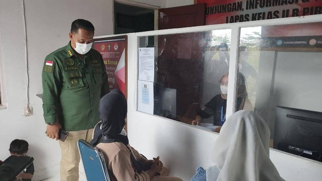 Kadivpas Maluku, Saiful Sahri saat memantau kesiapan layanan kunjungan tatap muka langsung di Lapas Piru (Sumber : Divpas Maluku)