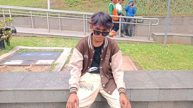 Roy (17) saat ditemui di Kawasan Sudirman, dekat Dukuh Atas BNI, Jumat (8/7/2022). Foto: Ainun Nabila/kumparan