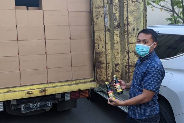 Sebuah mobil boks berisi minuman keras disita Polres Karawang. Foto: Dok. Istimewa