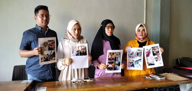 Ibu dan adik kandung Erayani bersama tim penasihat hukum, menunjukkan 18 foto sebagai bukti saat konferensi pers di Kota Jambi. (Foto: M Sobar Alfahri/Jambikita)