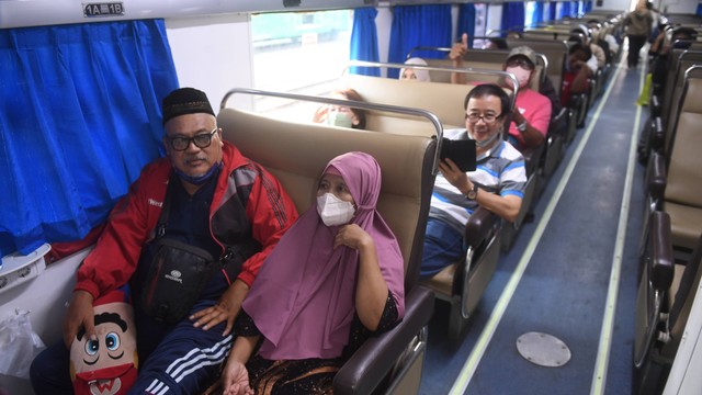 Penumpang duduk di dalam Kereta Api Gumarang tujuan Surabaya di Stasiun Pasar Senen, Jakarta, Jumat (8/7/2022). Foto: Akbar Nugroho Gumay/ANTARA FOTO