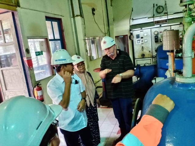 Teknik ahli mesin Jerman Albert Gieseler (kanan) saat mengunjungi Pabrik Indarung I dan PLTA Rasak Bungo, Padang, Sumatera Barat, Jumat (8/7/2022). Foto: Dok. PT Semen Padang