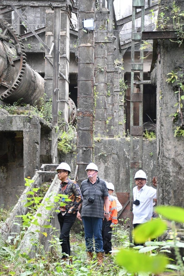 Teknik ahli mesin Jerman Albert Gieseler mengunjungi Pabrik Indarung I dan PLTA Rasak Bungo, Padang, Sumatera Barat, Jumat (8/7/2022). Foto: Dok. PT Semen Padang