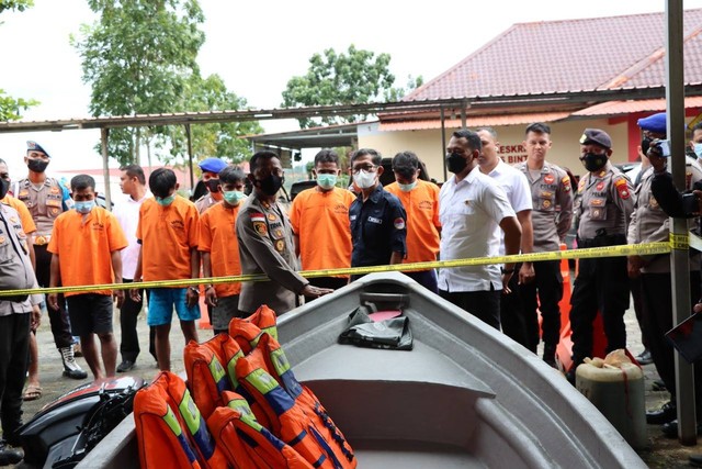Para tersangka kasus Tindak Pidana Perdagangan Orang (TPPO) Pekerja Migran Indonesia (PMI) dihadirkan dalam konferensi pers. Foto: Ismail/kepripedia.com