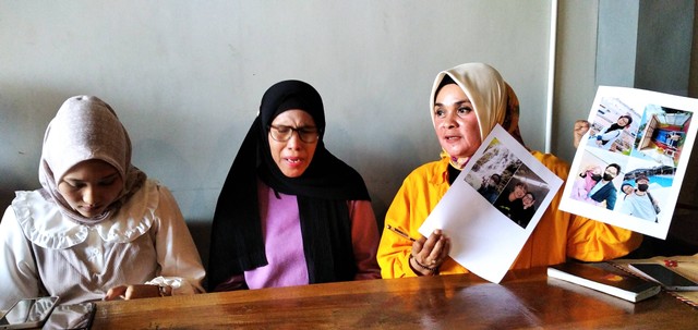 Ibu Erayani yang didampingi anak dan penasihat hukum, angkat bicara mengenai kasus pernikahan sesama jenis di Jambi. (Foto: M Sobar Alfahri)