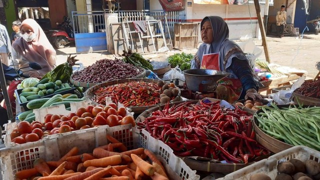 Kios milik Siti Rohmah, salah satu pedagang sayur di Pasar Gondanglegi. Foto: Aisyah Nawangsari