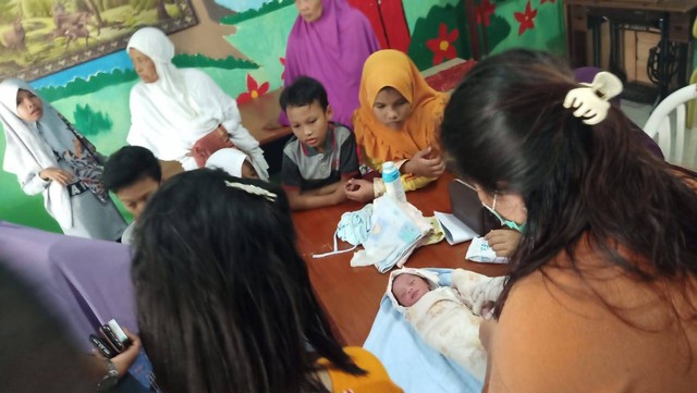Bayi yang ditemukan dekat pani asuhan di Bintan. Foto: Ismail/kepripedia.com
