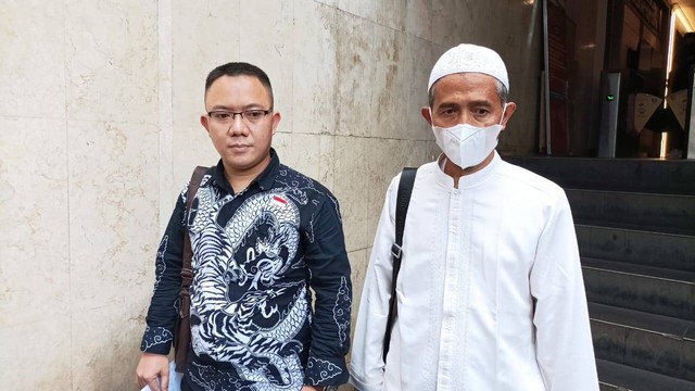 Pimpinan Pondok Pesantren Riyadhul Jannah, Ahmad Riyadh Muchtar (kanan) didampingi kuasa hukumnya di Polda Metro Jaya, Jumat (8/7/2022). Foto: Dok. Istimewa