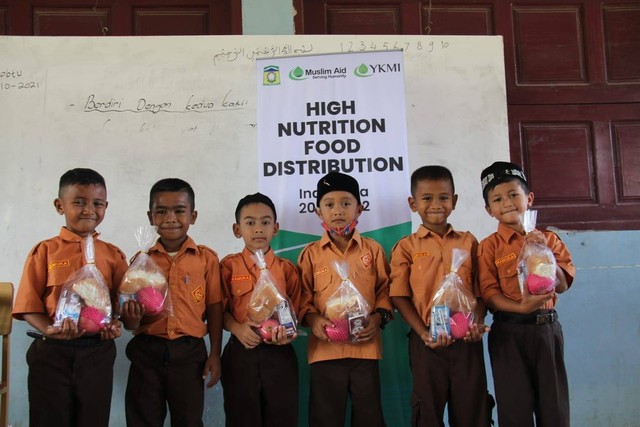 Muslim Aid dan YKMI memberikan makanan bernutrisi tinggi kepada murid sekolah dasar (SD) di Aceh. Foto-foto: Dok. Muslim Aid & YKMI