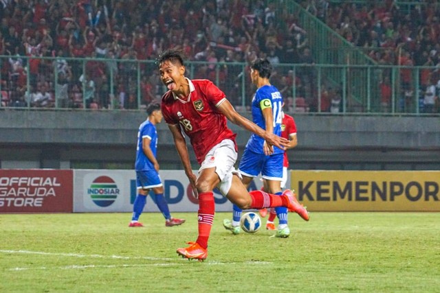 Timnas Indonesia vs Filipina di Piala AFF U-19 2022 di Stadion Patriot Candrabhaga, Bekasi, Jumat (8/7/2022). Foto: Iqbal Firdaus/kumparan