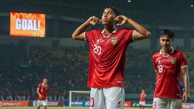 Pemain Timnas Indonesia Teuku Razzaa berselebrasi usai mencetak gol saat hadapi Filipina di Piala AFF U-19 2022 di Stadion Patriot Candrabhaga, Bekasi, Jumat (8/7/2022). Foto: Iqbal Firdaus/kumparan