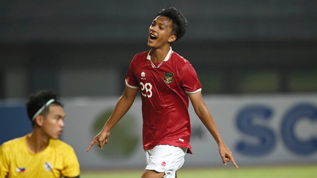 Pesepak bola Tim Nasional Indonesia U-19 Rabbani Tasnim Siddiq berselebrasi usai membobol gawang Tim Nasional Filipina U-19 dalam laga penyisihan Grup A Piala AFF U-19 2022 di Stadion Patriot Candrabhaga, Bekasi, Jawa Barat, Jumat (8/7/2022). Foto: Aditya Pradana Putra/ANTARA FOTO