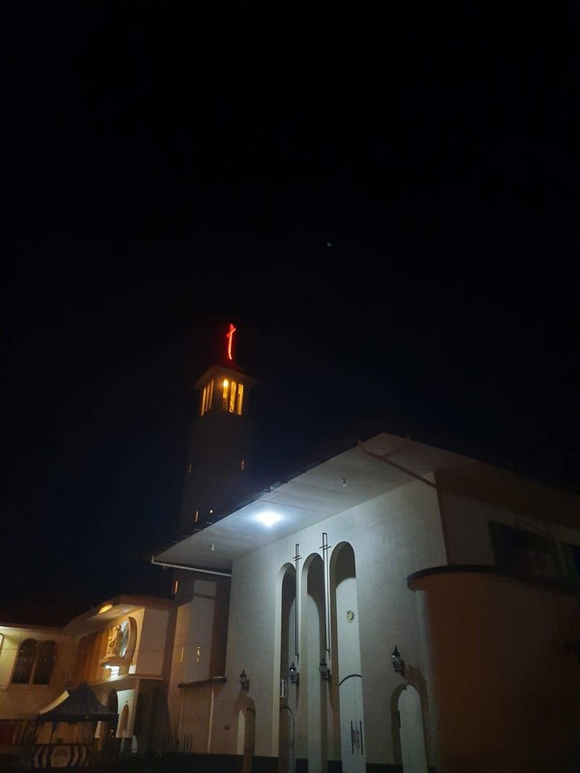 Gereja Keluarga Kudus Atmodirono malam hari (source: kamera pribadi)