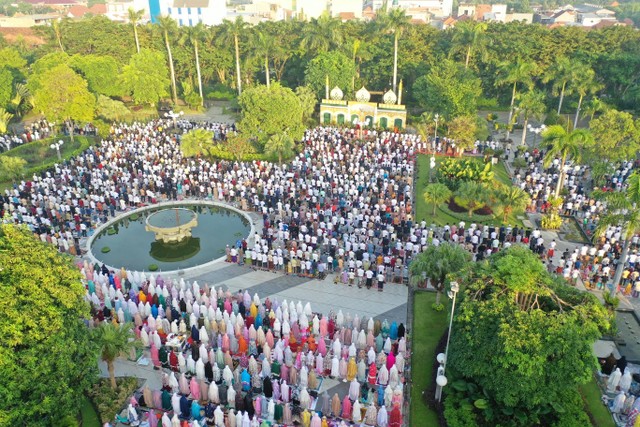 Pelaksanaan Salat Id di Taman Surya Balai Kota Surabaya. Foto: Dok. Diskominfo Surabaya