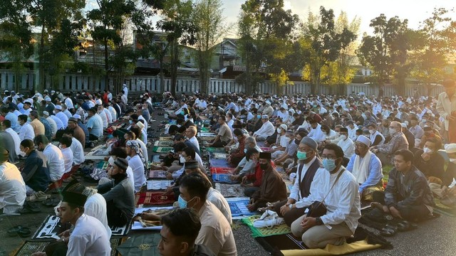 Momen jemaah Muhammadiyah melaksanakan salat idul adha di Monumen Perjuangan Rakyat Jawa Barat, Bandung, Jawa Barat, Sabtu (9/7/2022). Foto: Haya Syahira/kumparan