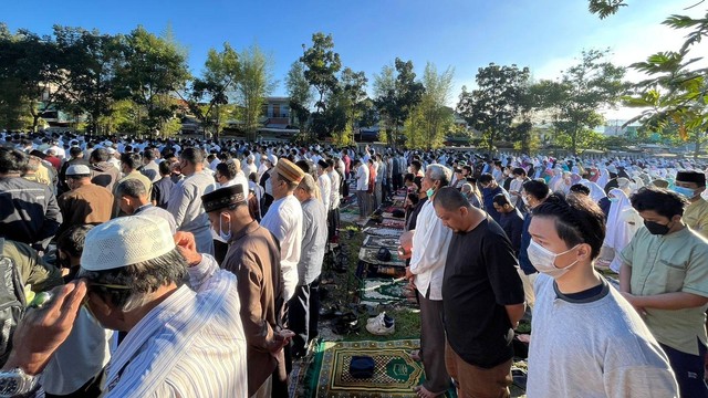 Momen jemaah Muhammadiyah melaksanakan salat Idul Adha di Monumen Perjuangan Rakyat Jawa Barat, Bandung, Jawa Barat, Sabtu (9/7/2022). Foto: Haya Syahira/kumparan