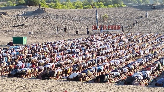 Ribuan umat Islam ikuti salat Idul Adha di Gumuk Pasir Bantul. Foto: Erfanto/Tugu Jogja