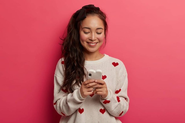 Ilustrasi Taurus bermain dating apps. Foto: Shutterstock