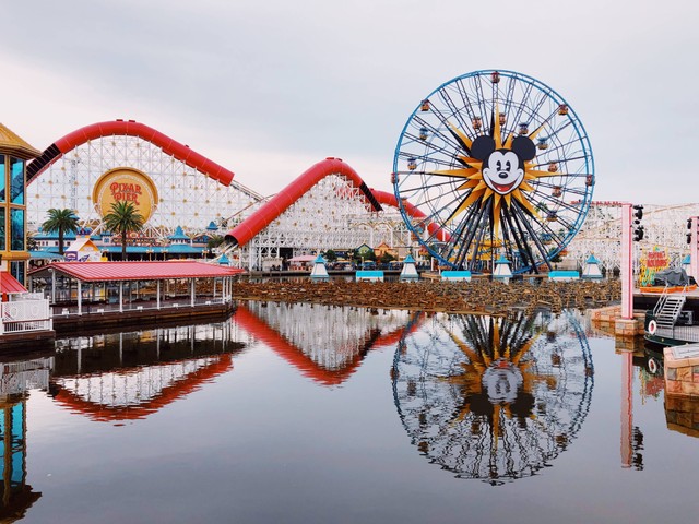 Wahana Seru Disneyland California, Foto: Unsplash/Brandi Alexandra.