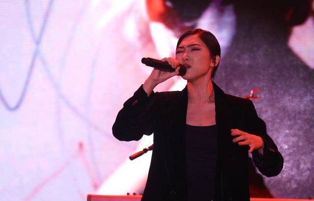 Penyanyi Isyana Sarasvati saat hadir di launcing akbum Lexicon dikawasan Cikini, Jakarta, Jumat, (29/11/2019). Foto: Dok. Ronny