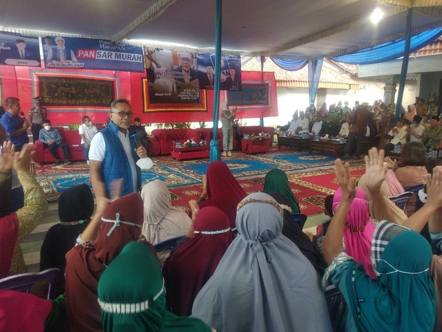 Menteri Perdagangan Republik Indonesia, Zulkifli Hasan tinjau pasar murah di Lampung. | foto: Sinta Yuliana/Lampung Geh