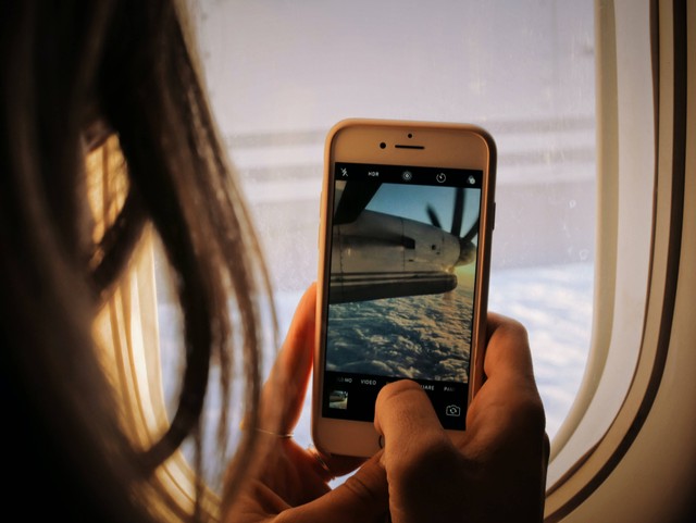 fungsi mode pesawat di dalam pesawat. sumber foto : unsplash/patrick tomasson.