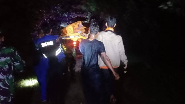 Tim SAR gabungan mengevakuasi gadis yang ditemukan meninggal usai hilang tenggelam bersama dua adiknya akibat terseret arus di daerah aliran sungai (DAS) Krueng Meureubo, Aceh Barat. Foto: Dok. BPBD Aceh Barat