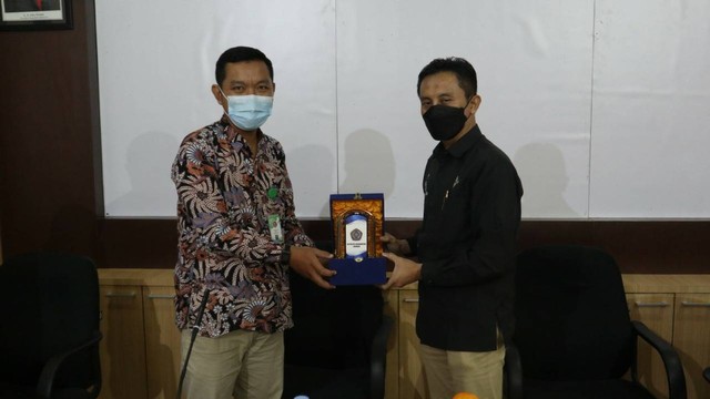 Bertukar Cinderamata antara Rektor UMLA dengan Direktur Poltana Mapena Tuban