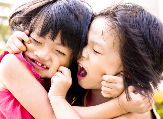 Anak Suka Mencubit, Bagaimana Menghadapinya? Foto: Andrew Lam/Shutterstock