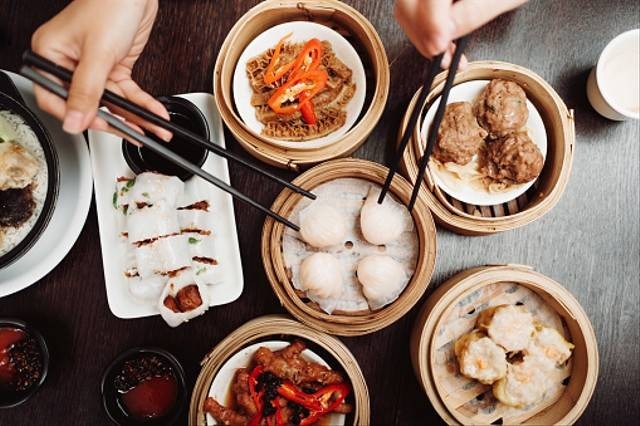 Ilustrasi makan pakai sumpit. Foto: Unsplash.com/Luke Chan