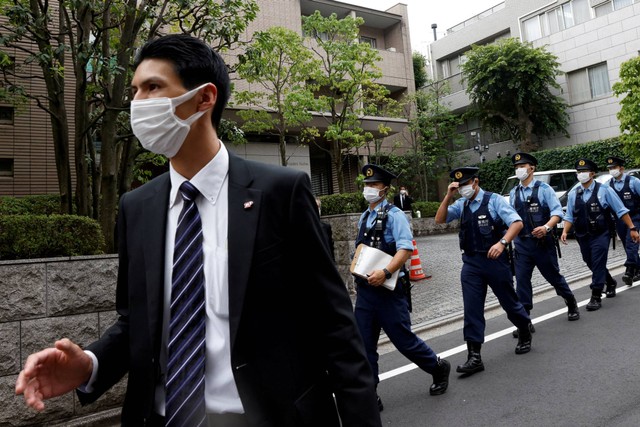 Petugas polisi berjaga saat iring-iringan jenazah mantan Perdana Menteri Jepang Shinzo Abe, tiba di kediamannya di Tokyo, Jepang, Sabtu (9/7/2022). Foto: Kim Kyung-Hoon/REUTERS