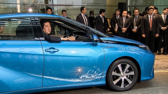Shinzo Abe saat menerima mobil hidrogen, Toyota Mirai di Tokyo (15/1/2015). Foto: YouTube/Toyota Motor Corp