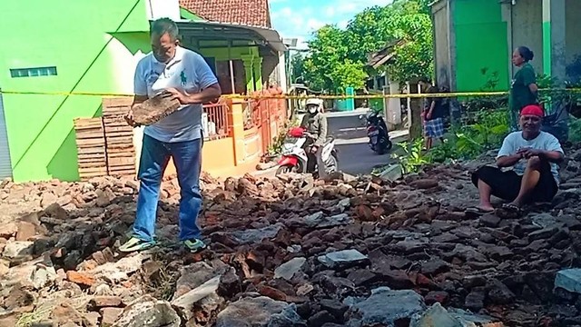 Puing-puing hasil pembongkaran tembok Ndalem Singopuran, Sukoharjo yang berstatus Objek Diduga Cagar Budaya (ODCB). FOTO: Agung Santoso 