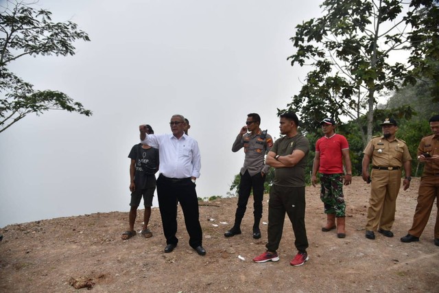 Dandim Kuningan, Letkol Czi David Nainggolan bersama Bupati H Acep Purnama SH MH dan Kapolres AKBP Dhany Aryanda saat berada di kawasan Pegunungan Mayana. (Foto: Istimewa)