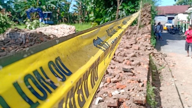 Garis polisi dipasang di reruntuhan tembok diduga cagar budaya di Ndalem Singopuran, Sukoharjo. FOTO: Agung Santoso