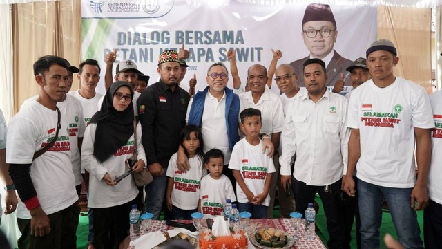Mendag Zulhas berdialog dengan anggota Asosiasi Petani Kelapa Sawit Indonesia (Apkasindo) Lampung, Sabtu (9/7/2022). Foto: Kementerian Perdagangan