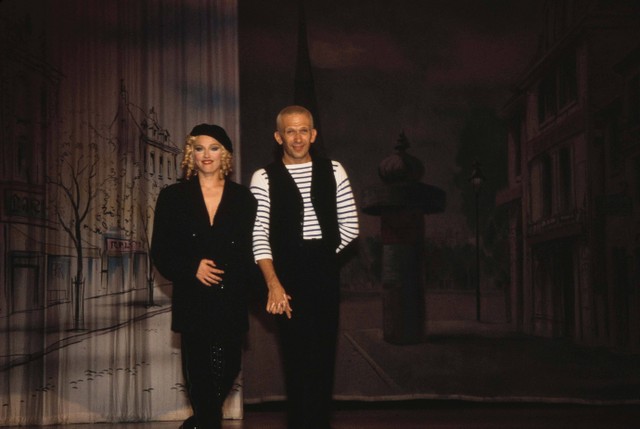 Tiru Gaya Kontroversial Madonna di 1992 