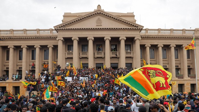 Demonstran unjuk rasa di dalam Gedung Presiden, setelah Presiden Gotabaya Rajapaksa melarikan diri, di Kolombo, Sri Lanka, Sabtu (9/7). Foto: Dinuka Liyanawatte/REUTERS
