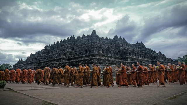 Sejumlah Bhiksu mengikuti pradaksina (berjalan mengelilingi candi) pada rangkaian Indonesia Tipitaka Chanting (ITC) dan Asalha Puja 2566 tahun 2022 di Kompleks Taman Wisata Candi (TWC) Borobudur, Magelang, Jawa Tengah, Sabtu (9/7/2022). Foto: Anis Efizudin/ANTARA FOTO