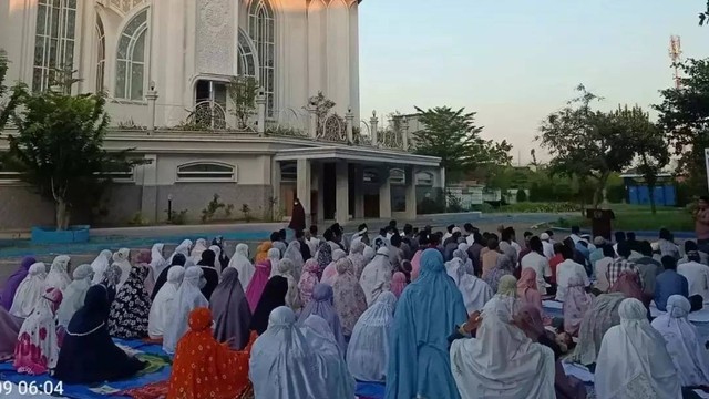 Ribuan Jamaah saat mengikuti sholat idul adha dihalaman masjid ki BagusHadikusumo/ Foto: Miftachul Huda